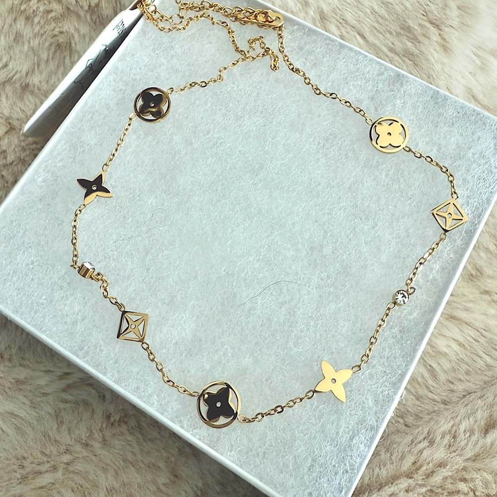 Geometric fashion jewelry set. Gold plated necklace and bracelet set